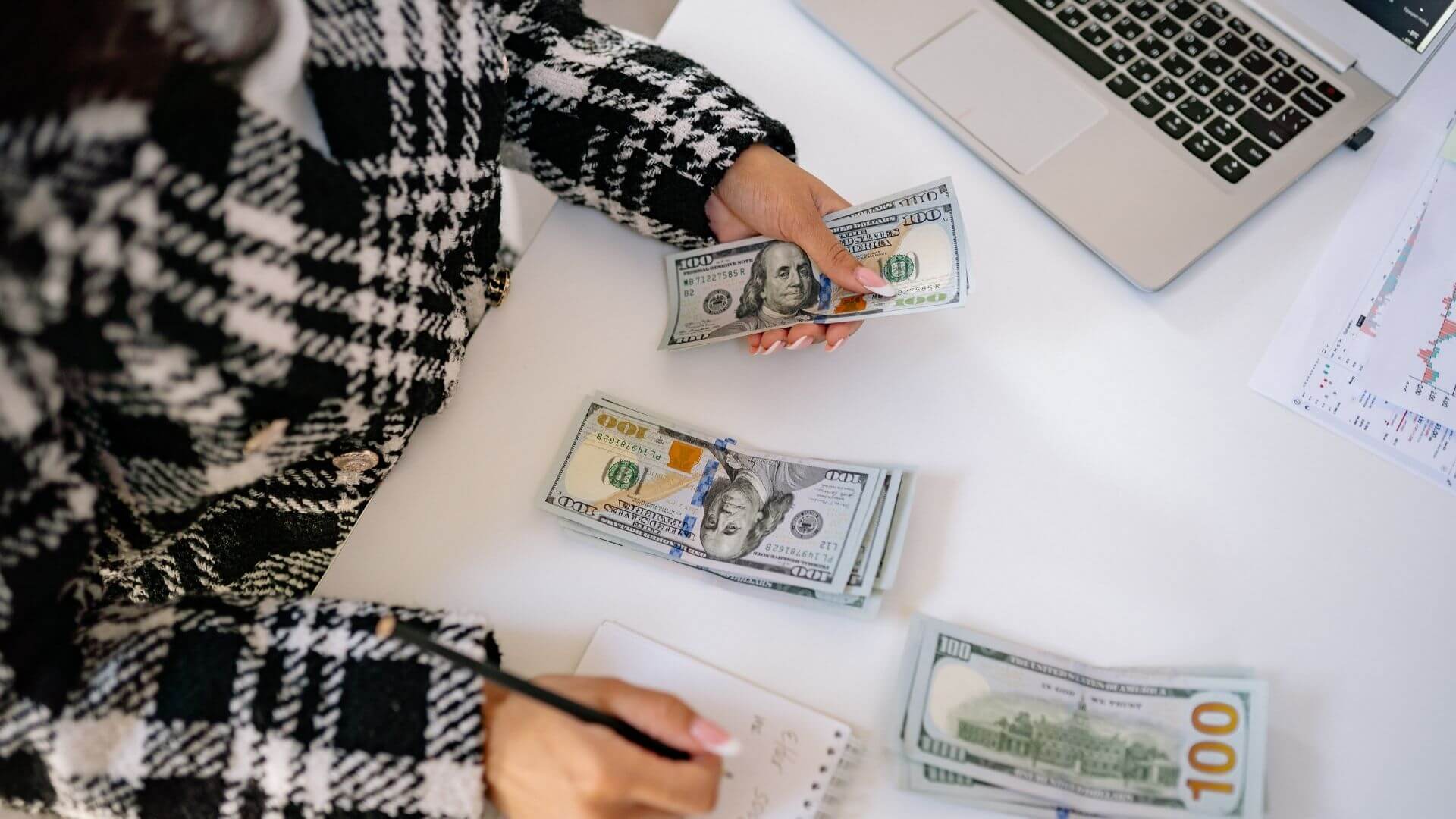 Cash flow management and bookkeeping services in Stockton CA tracking business income and expenses